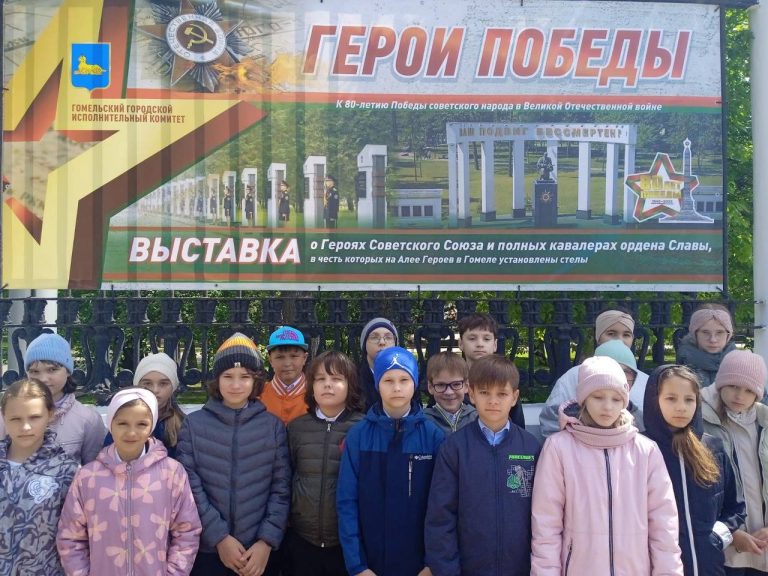 Учащиеся гимназии посетили выставку под открытым небом «Герои Победы».